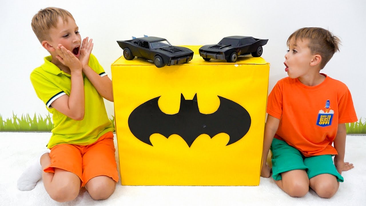 Vlad và Niki vui đùa bên xe đồ chơi Batman